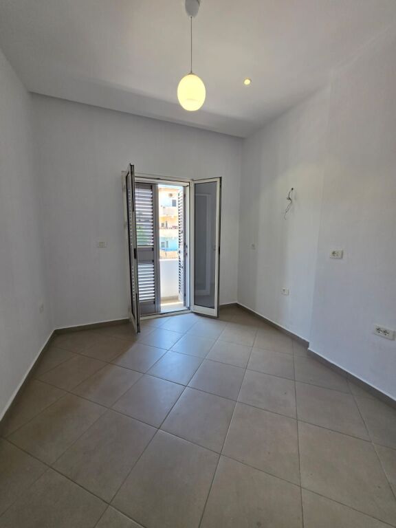 🏢 IN AFFITTO: UFFICIO - 80m² (5° Piano, Palazzo Esistente) 📍Zona Guardia / Lago Artificiale | 4 Ambienti di Lavoro (3+1 + 2 Balconi) | 100% Ristrutturato a Nuovo 🔥 70.000 Lek/Mese