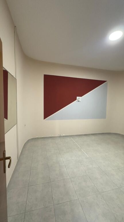 In Affitto: Locale Commerciale nel Cuore di Tirana 📍Via Durazzo all'inizio / Dietro il negozio di fiori - 120 m² | 850 €/Mese