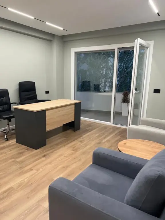 Qera | Ambjent Biznesi | Liqeni i Thatë | 900 €/muaj
