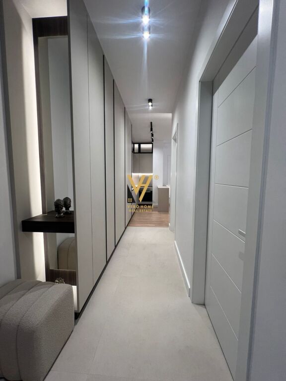 JEPET APARTAMENT 1+1+BLK ME QERA TEK UET, PORCELAN 800 EURO