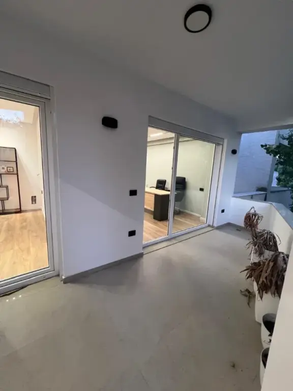 Qera | Ambjent Biznesi | Liqeni i Thatë | 900 €/muaj