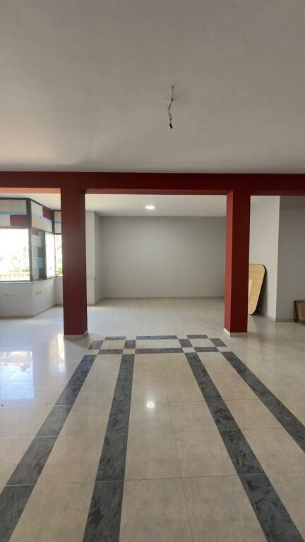 In Affitto: Locale Commerciale nel Cuore di Tirana 📍Via Durazzo all'inizio / Dietro il negozio di fiori - 120 m² | 850 €/Mese
