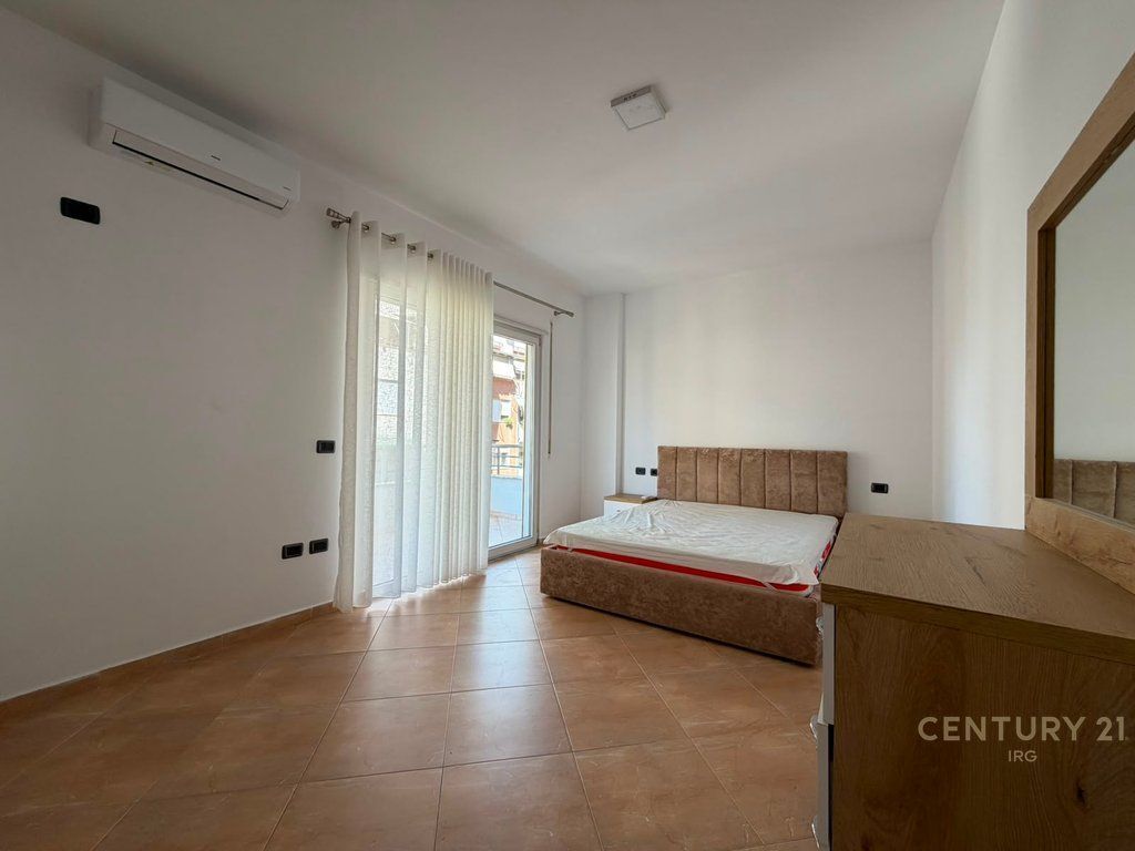 Apartament 2+1+2+ Post Parkimi ne zonen e Kopeshtit Botanik. IRG143208