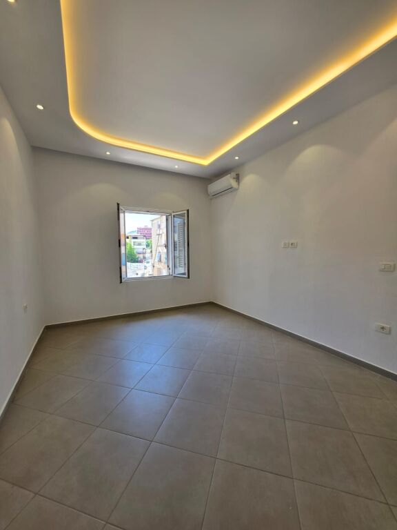 🏢 IN AFFITTO: UFFICIO - 80m² (5° Piano, Palazzo Esistente) 📍Zona Guardia / Lago Artificiale | 4 Ambienti di Lavoro (3+1 + 2 Balconi) | 100% Ristrutturato a Nuovo 🔥 70.000 Lek/Mese