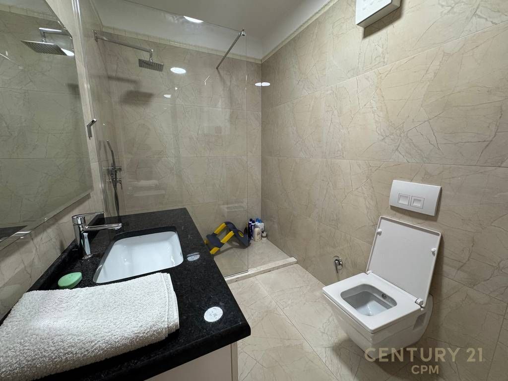Apartament 2+1 + 2 poste parkimi me qira prane Bulevardit Zogu 1!