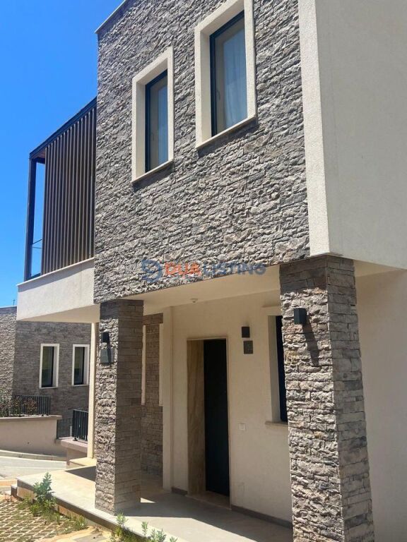 Individual villa with swimming pool for sale, in Drimadhë.