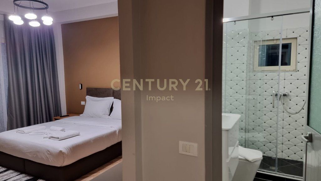 AFFITTASI hotel con 15 camere a Kombinat, 5.000€! 5.000 € /Mese Sup. Totale  650m2  Sup. interna  565m2  Camere da letto  15  Sta