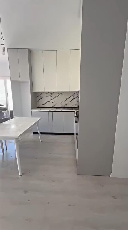 Shitet super apartament ne Univers City