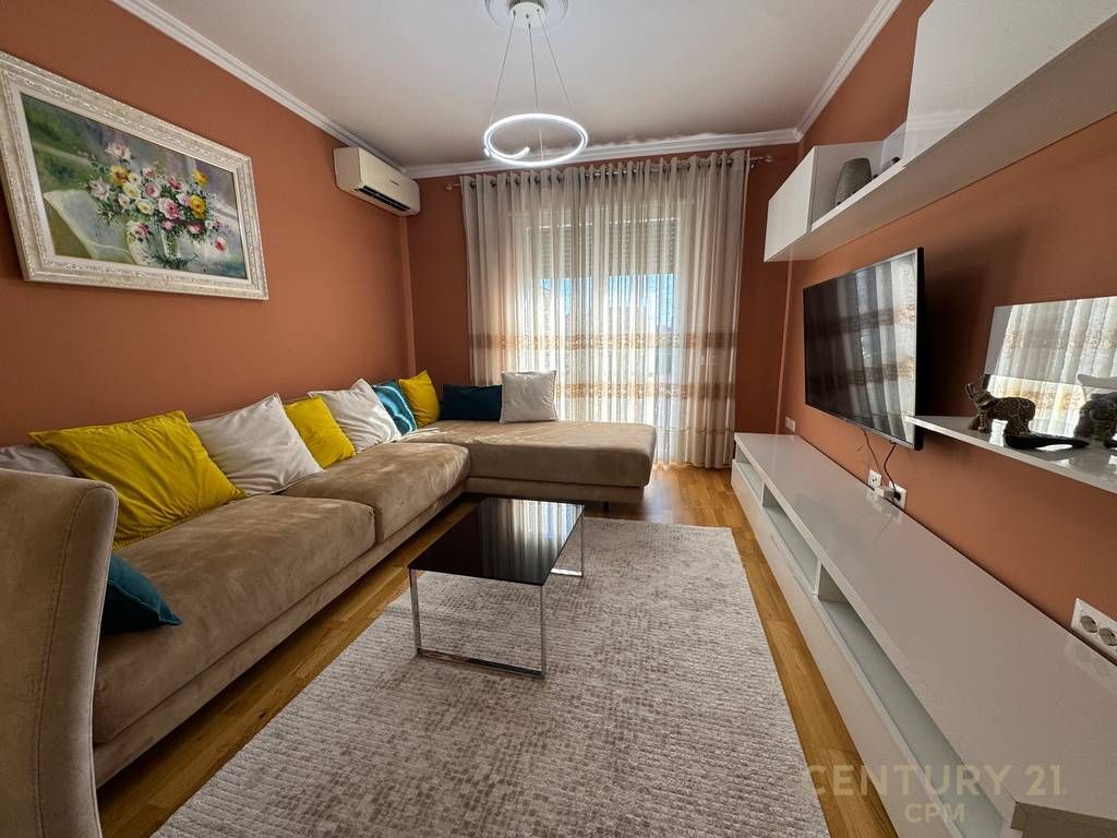 Apartament 2+1 + 2 poste parkimi me qira prane Bulevardit Zogu 1!