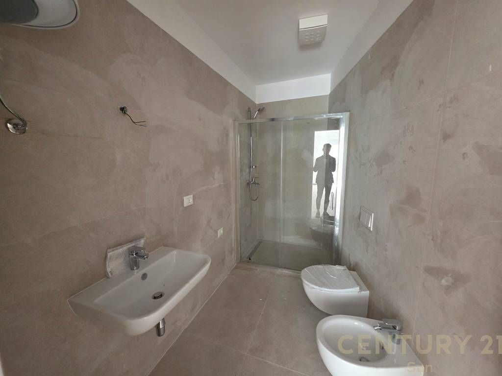 ZYRA PER QIRA PRANE AIR ALBANIA 1,300 € /Muaj