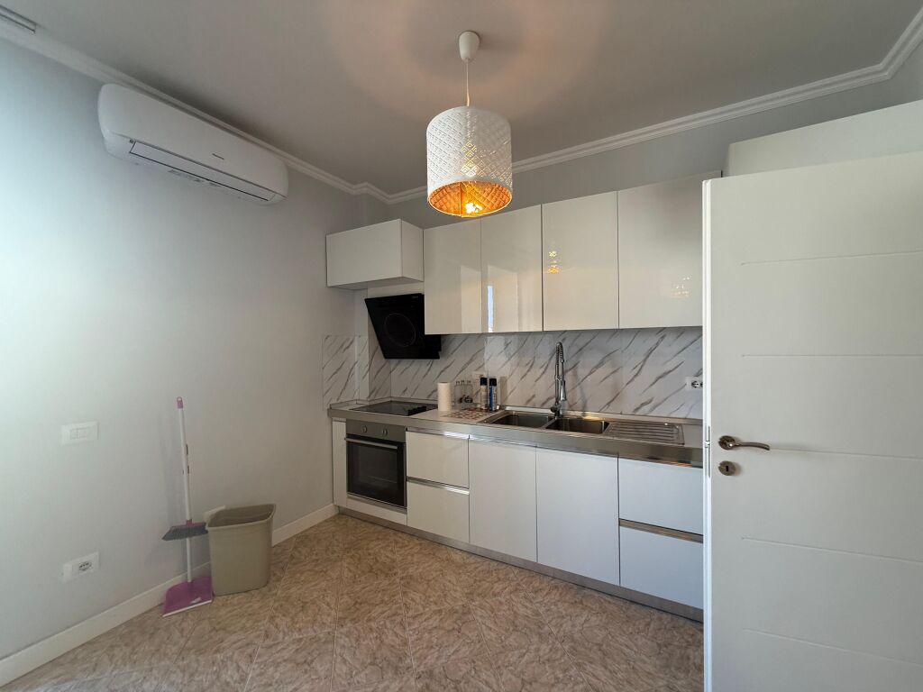 Shitet apartament 1+1