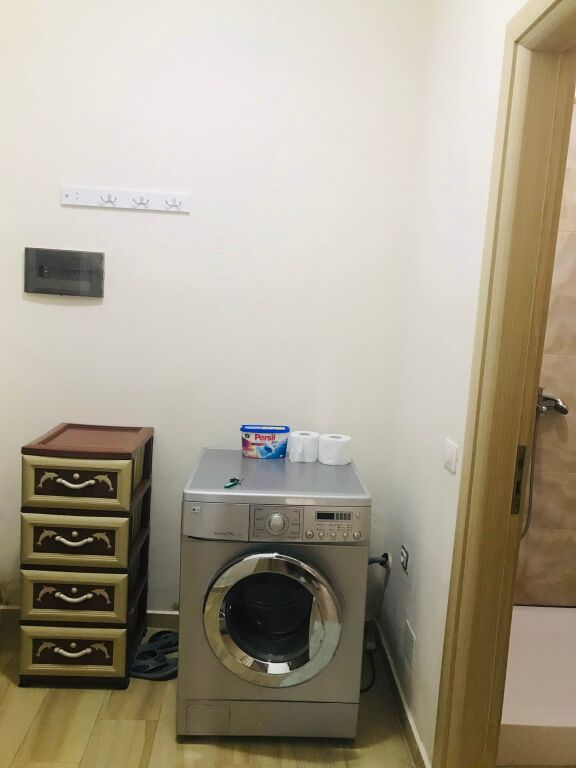 Ofrohet me qera Apartament, 2+1+verande, i mobiluar i ri tek Rezidenca “Shopi”, Elbasan