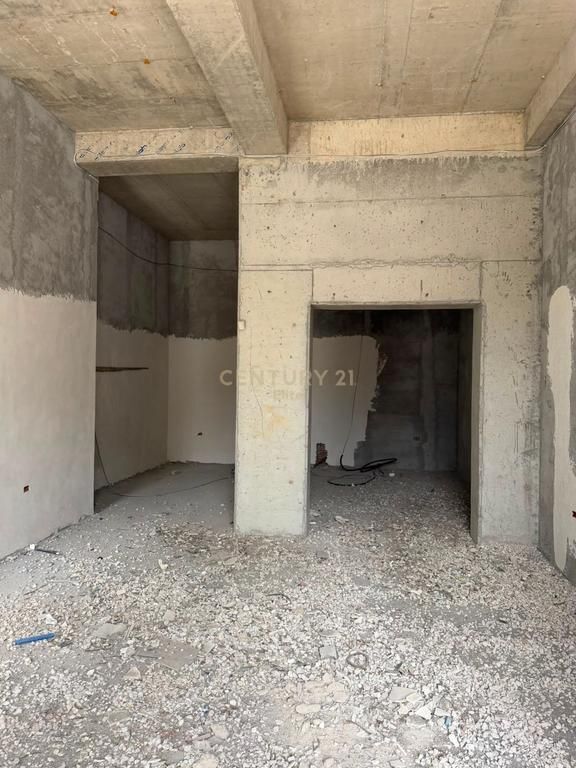 Locale in affitto nella zona di Ali Demi, Tirana - 4000€ | 780 m² 4,000 € /Mese