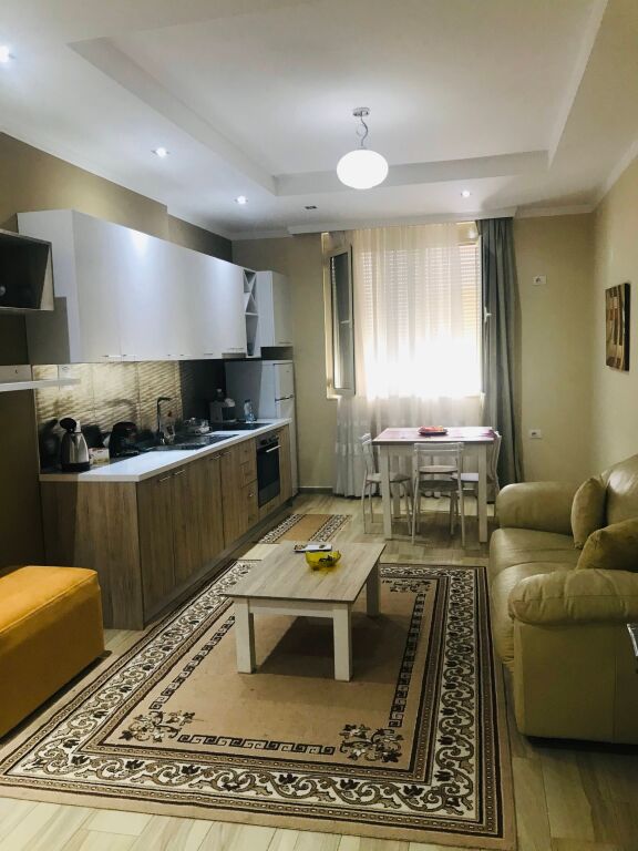 Ofrohet me qera Apartament, 2+1+verande, i mobiluar i ri tek Rezidenca “Shopi”, Elbasan