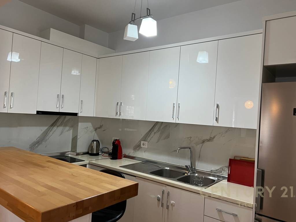 JEPET ME QIRA APARTAMENT 2+1+2+ POST PARKIMI TEK RRUGA E BARRIKADAVE