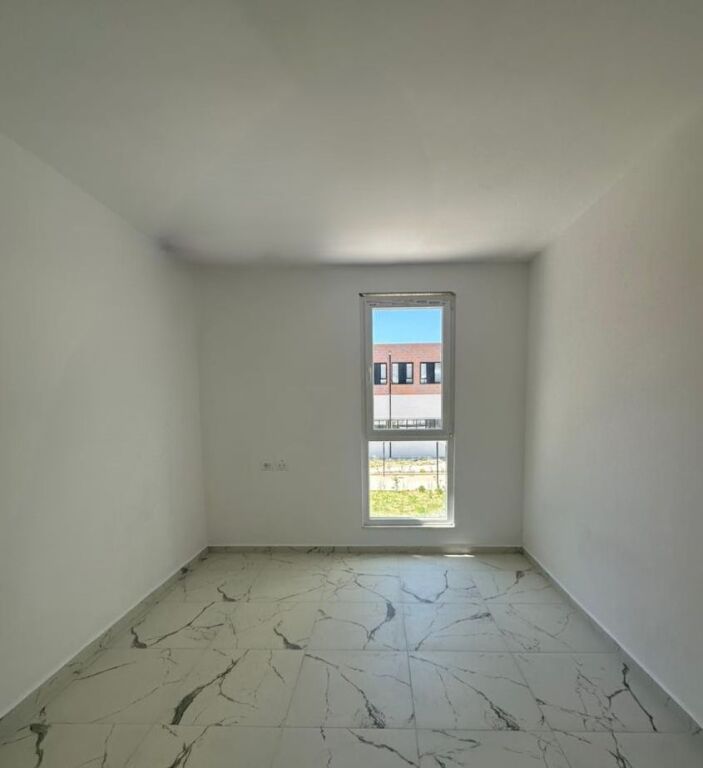 Ufficio in affitto Univers City, di fronte alla scuola Post parcheggio a prezzo