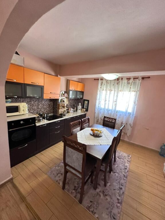 JEPET ME QERA APARTAMENT 2+1 PRANE BLUESTAR CENTER, DURRES
