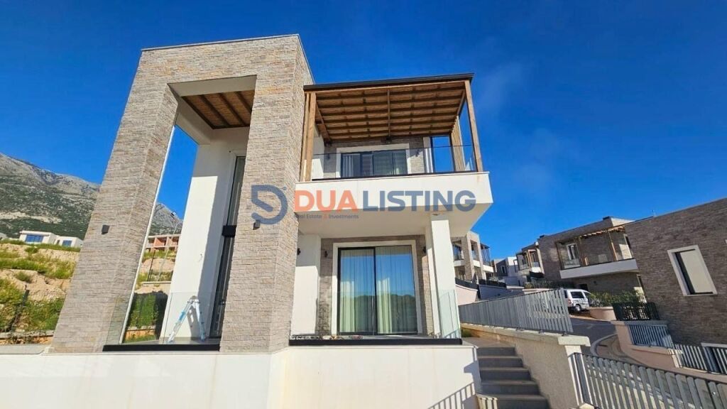 Individual villa with swimming pool for sale, in Drimadhë.