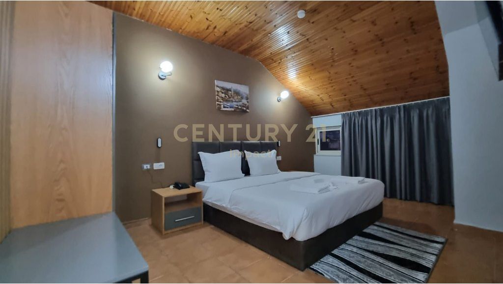AFFITTASI hotel con 15 camere a Kombinat, 5.000€! 5.000 € /Mese Sup. Totale  650m2  Sup. interna  565m2  Camere da letto  15  Sta