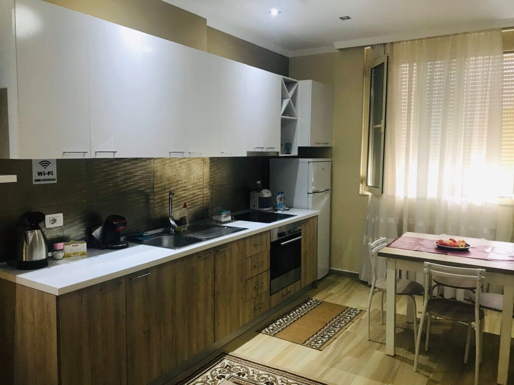 Ofrohet me qera Apartament, 2+1+verande, i mobiluar i ri tek Rezidenca “Shopi”, Elbasan