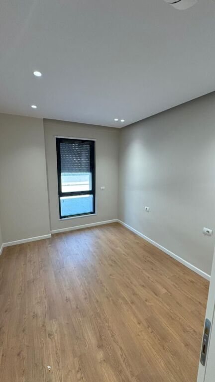 Affittasi ufficio appartamento 2+1+2 + veranda con una superficie di 100 m², nel complesso Green Harmony, Porcelan.