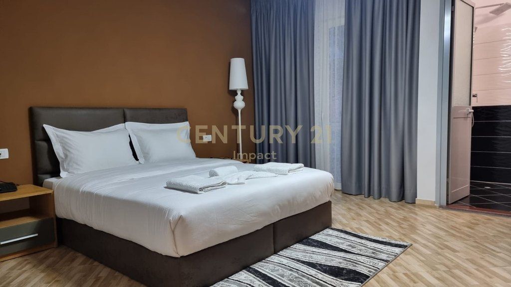 AFFITTASI hotel con 15 camere a Kombinat, 5.000€! 5.000 € /Mese Sup. Totale  650m2  Sup. interna  565m2  Camere da letto  15  Sta