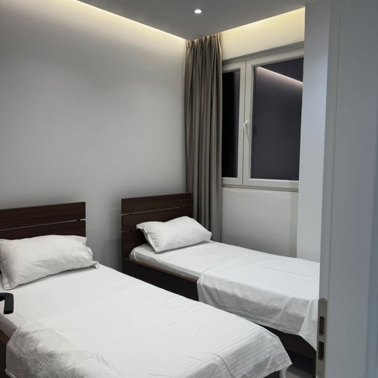 🏡 Jepet me Qira Apartament 1+1 + Post Parkimi   📍 Vendndodhja: Rruga 5 Maji, pas Concord Center 💰 Çmimi: 500 Euro/Muaj (përfshihet posti i parkimit)