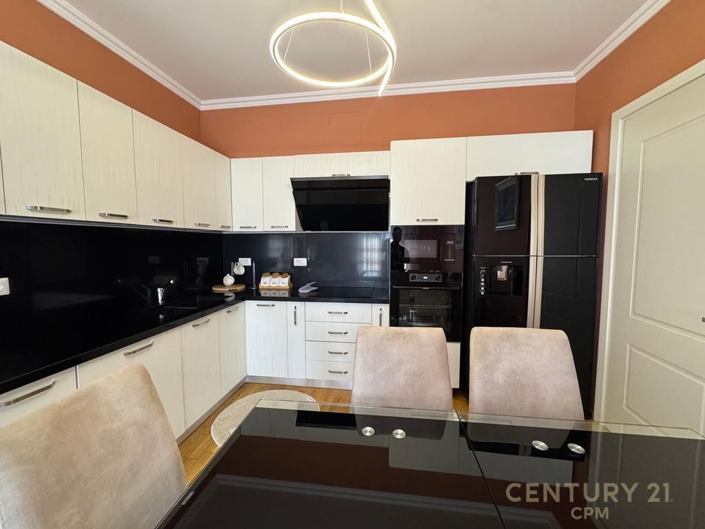 Apartament 2+1 + 2 poste parkimi me qira prane Bulevardit Zogu 1!