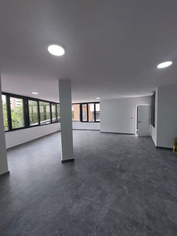 UFFICIO IN AFFITTO 150 M2 STRADA DI KAVAJA