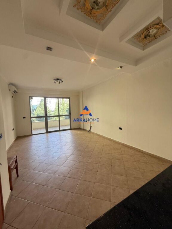 SHITET APARTAMENT 2+1+2 BALLKONE "RRUGA THESARIT ,PRANE SUPERMARKET XHANGOLLIT, FRESK" 150.000 EURO (I DISKUTUESHEM)