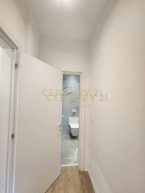 HAPËSIRË ME QIRA PËR ZYRTË NË NDËRTESËN GARDEN, RRUGA KAVAJES