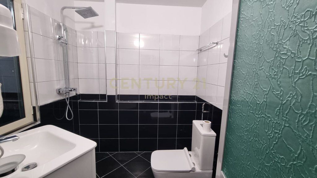 AFFITTASI hotel con 15 camere a Kombinat, 5.000€! 5.000 € /Mese Sup. Totale  650m2  Sup. interna  565m2  Camere da letto  15  Sta