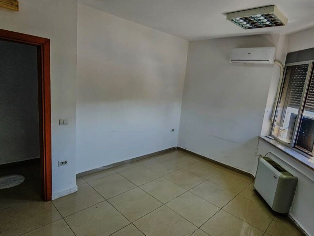  Ambient Komercial me Qira – 300 m² | Rruga e Dibrës, pranë zonës së Selvisë