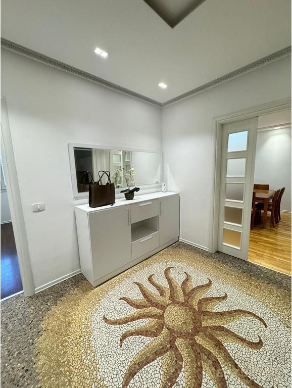 JAPIM PER QIRA APARTAMENT 2+1+2 PRANE KRISTAL CENTER! bot143268
