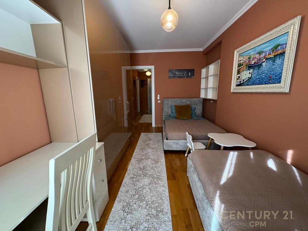 Apartament 2+1 + 2 poste parkimi me qira prane Bulevardit Zogu 1!