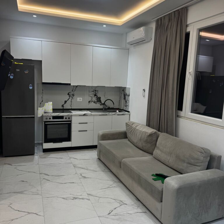 🏡 Jepet me Qira Apartament 1+1 + Post Parkimi   📍 Vendndodhja: Rruga 5 Maji, pas Concord Center 💰 Çmimi: 500 Euro/Muaj (përfshihet posti i parkimit)