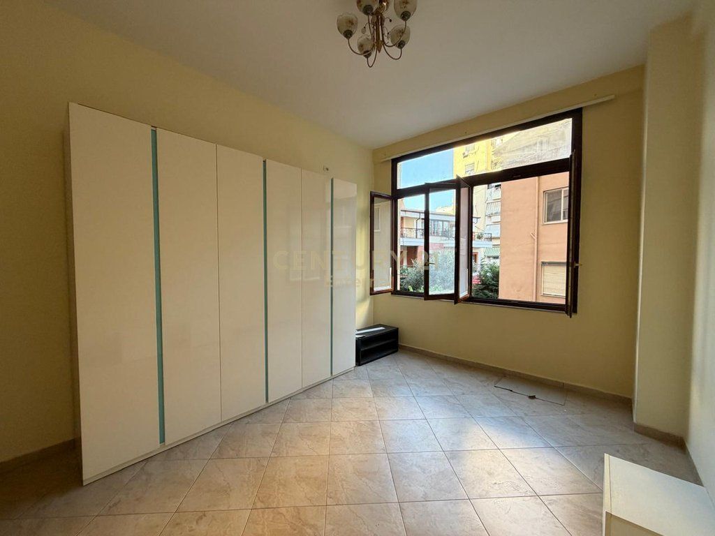 Apartment 1+1 For Rent at Komuna e Parisit