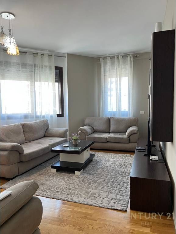 JEPET ME QIRA APARTAMENT 2+1+2+ POST PARKIMI TEK RRUGA E BARRIKADAVE