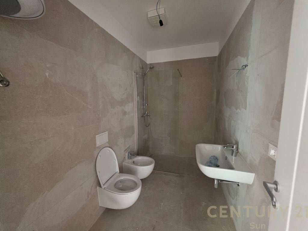 ZYRA PER QIRA PRANE AIR ALBANIA 1,300 € /Muaj