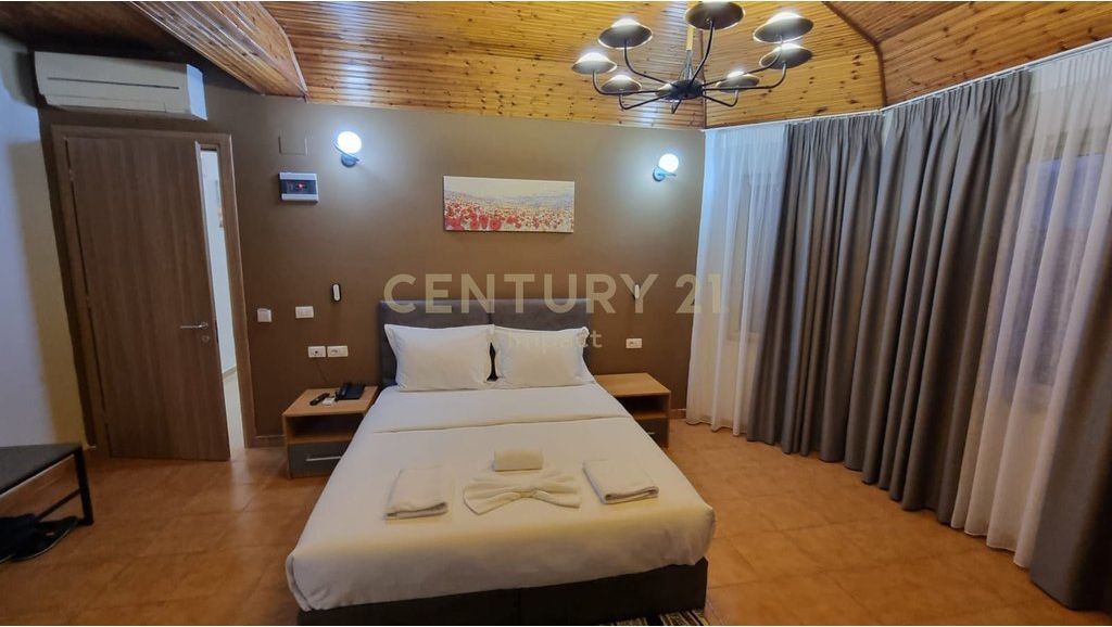 AFFITTASI hotel con 15 camere a Kombinat, 5.000€! 5.000 € /Mese Sup. Totale  650m2  Sup. interna  565m2  Camere da letto  15  Sta