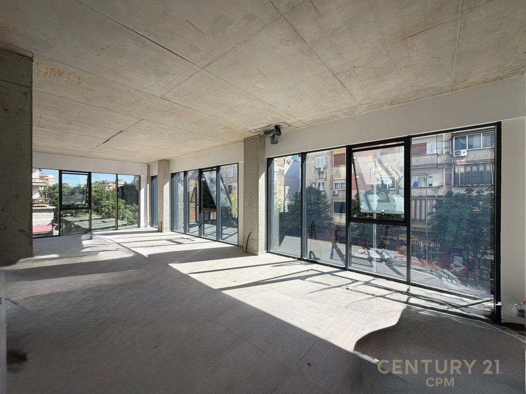 AMBIENT 358.5 METRA OPEN SPACE BUZE RRUGES BARRIKADAVE PER QIRA!