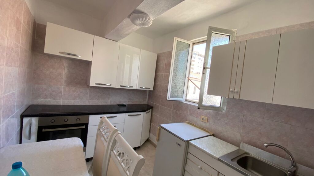 VENDESI APPARTAMENTO 3+1 PALAZZO ESISTENTE, TASSE CENTRO DURRES 120000 EURO