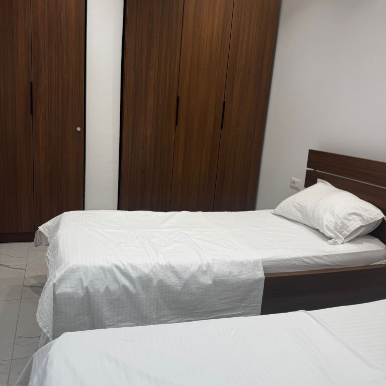 🏡 Jepet me Qira Apartament 1+1 + Post Parkimi   📍 Vendndodhja: Rruga 5 Maji, pas Concord Center 💰 Çmimi: 500 Euro/Muaj (përfshihet posti i parkimit)