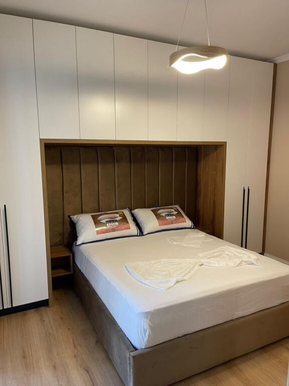Qira Apartament 1+1- Rruga e Kosovarëve + Post Parkimi 🚗