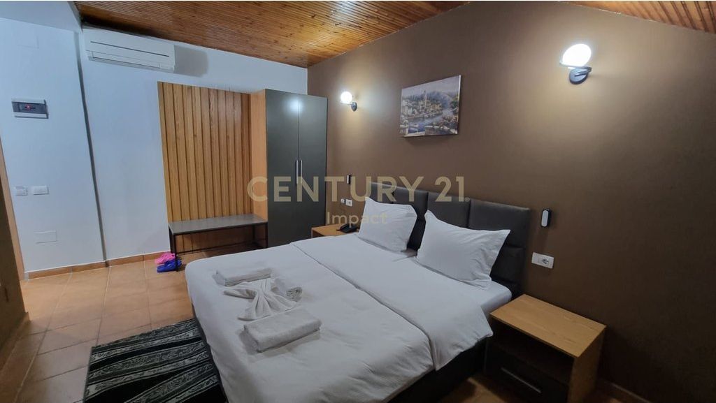 AFFITTASI hotel con 15 camere a Kombinat, 5.000€! 5.000 € /Mese Sup. Totale  650m2  Sup. interna  565m2  Camere da letto  15  Sta