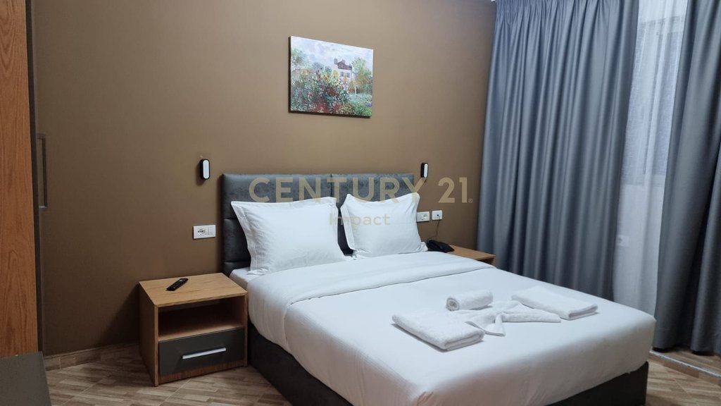 AFFITTASI hotel con 15 camere a Kombinat, 5.000€! 5.000 € /Mese Sup. Totale  650m2  Sup. interna  565m2  Camere da letto  15  Sta