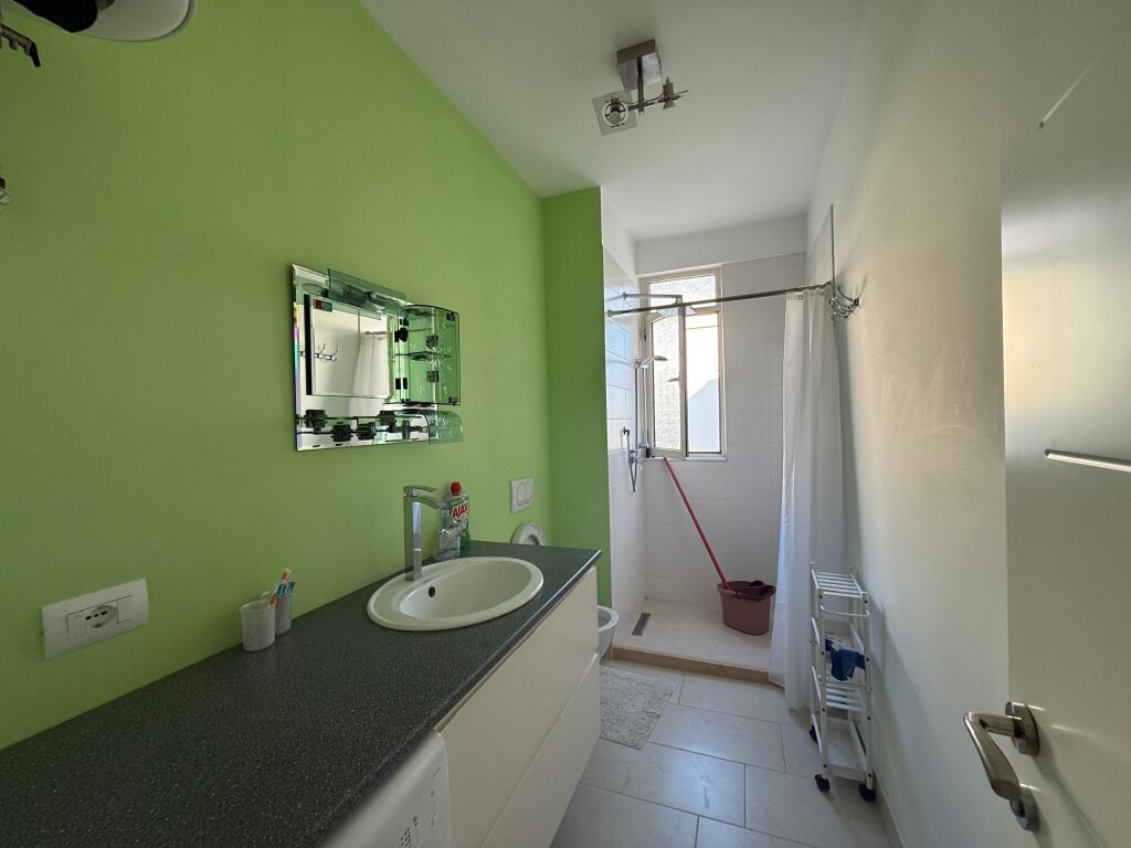 Shitet apartament 1+1