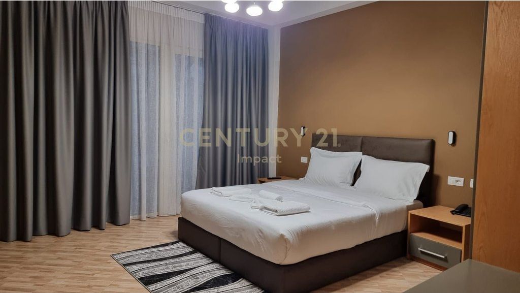 AFFITTASI hotel con 15 camere a Kombinat, 5.000€! 5.000 € /Mese Sup. Totale  650m2  Sup. interna  565m2  Camere da letto  15  Sta