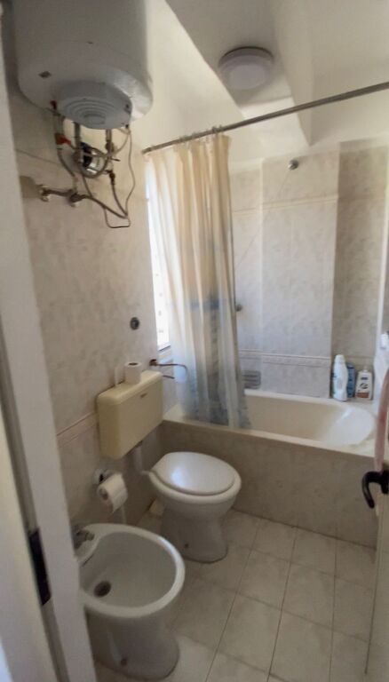 VENDESI APPARTAMENTO 3+1 PALAZZO ESISTENTE, TASSE CENTRO DURRES 120000 EURO