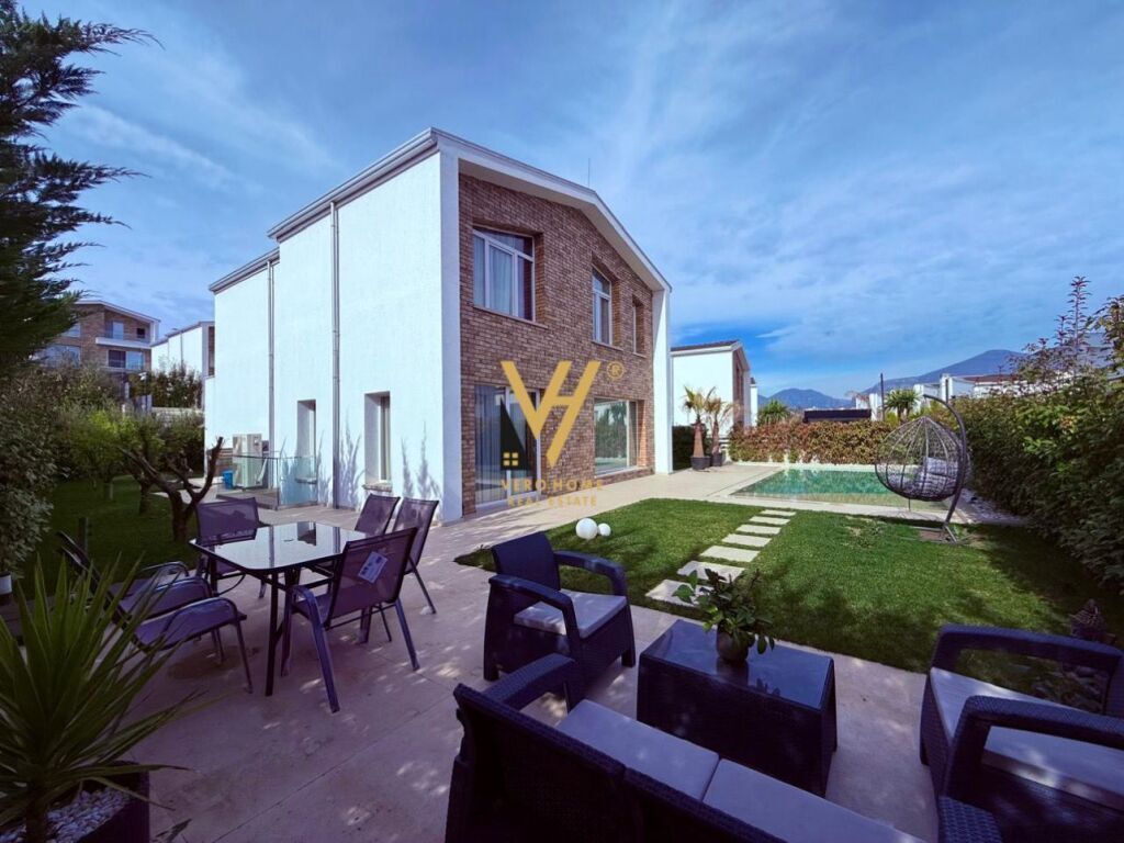 VILLA DI LUSSO SU TRE PIANI IN AFFITTO A TEG 6.500 EURO